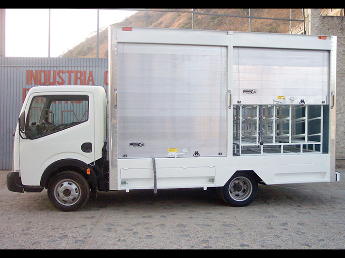 Carrocería Garrafonera CABSTAR® con cortina de aluminio