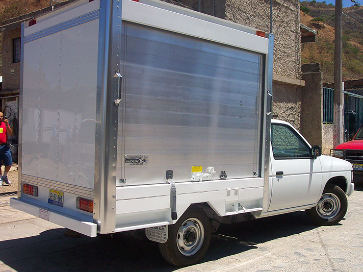 Carrocería Garrafonera con Cortina de Aluminio